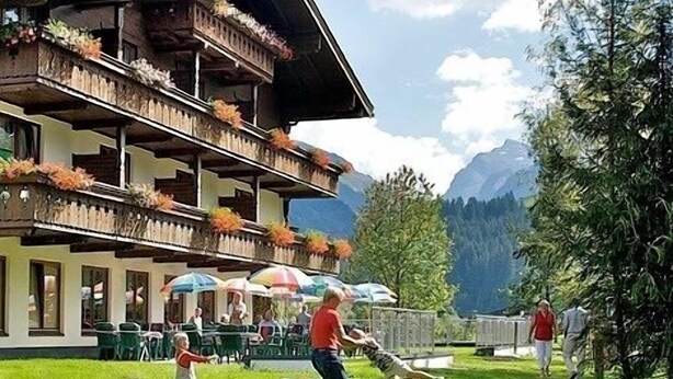 A hotel with outdoor seating and a mountain view. - Hotel Wieser (Mittersill)