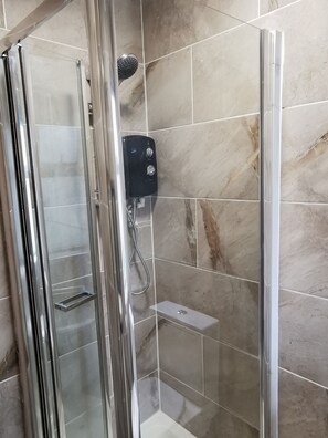 Standard Room, 1 Bedroom (Ten) | Bathroom | Free toiletries, towels - The Ottoman (Clacton-on-Sea)