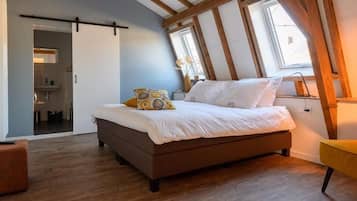 Cortinas opacas, sistema de insonorización, wifi gratis y ropa de cama