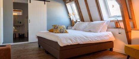 Pimennysverhot, äänieristys, ilmainen Wi-Fi, vuodevaatteet