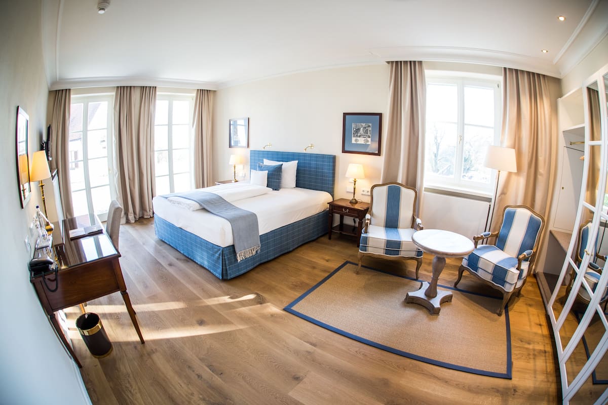 double room, accessible | 1 bedroom, minibar, in-room safe, desk