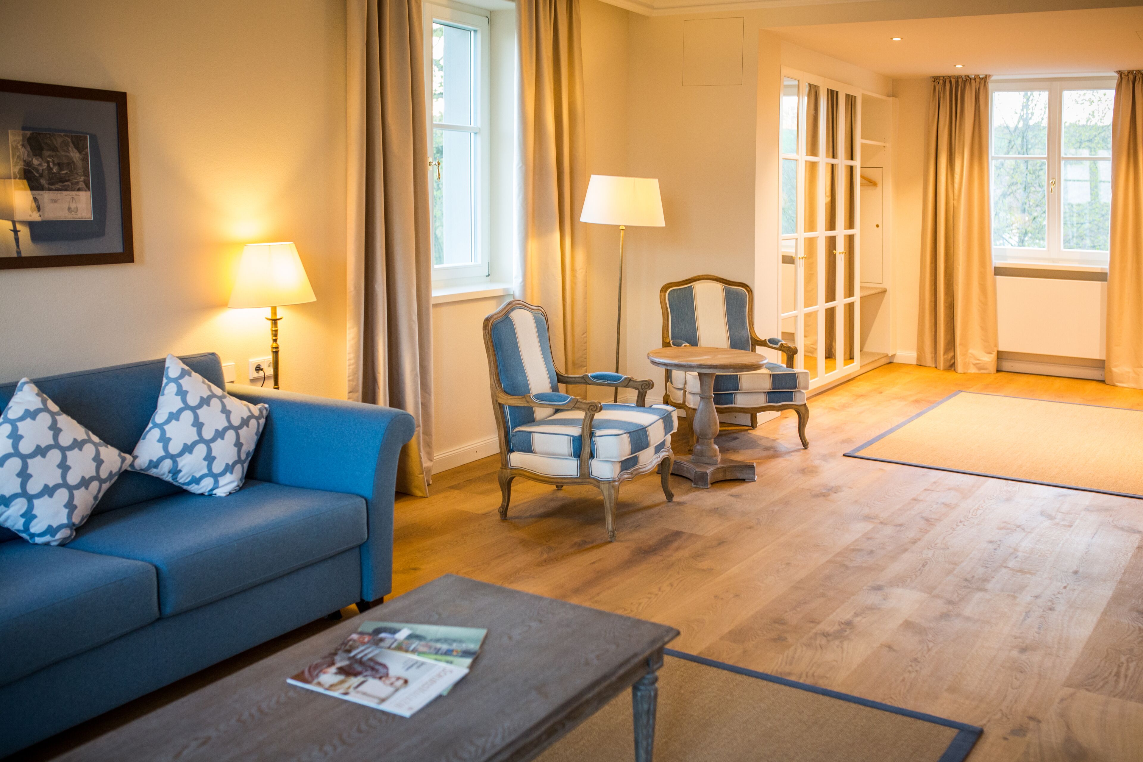 deluxe suite | living area | flat-screen tv