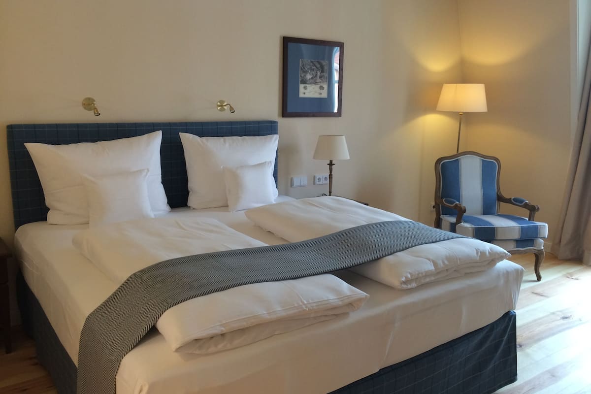 deluxe double room | 1 bedroom, minibar, in-room safe, desk