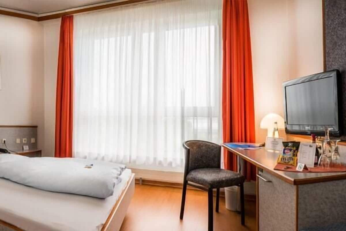 Single Room | Minibar, blackout drapes, soundproofing, iron/ironing board