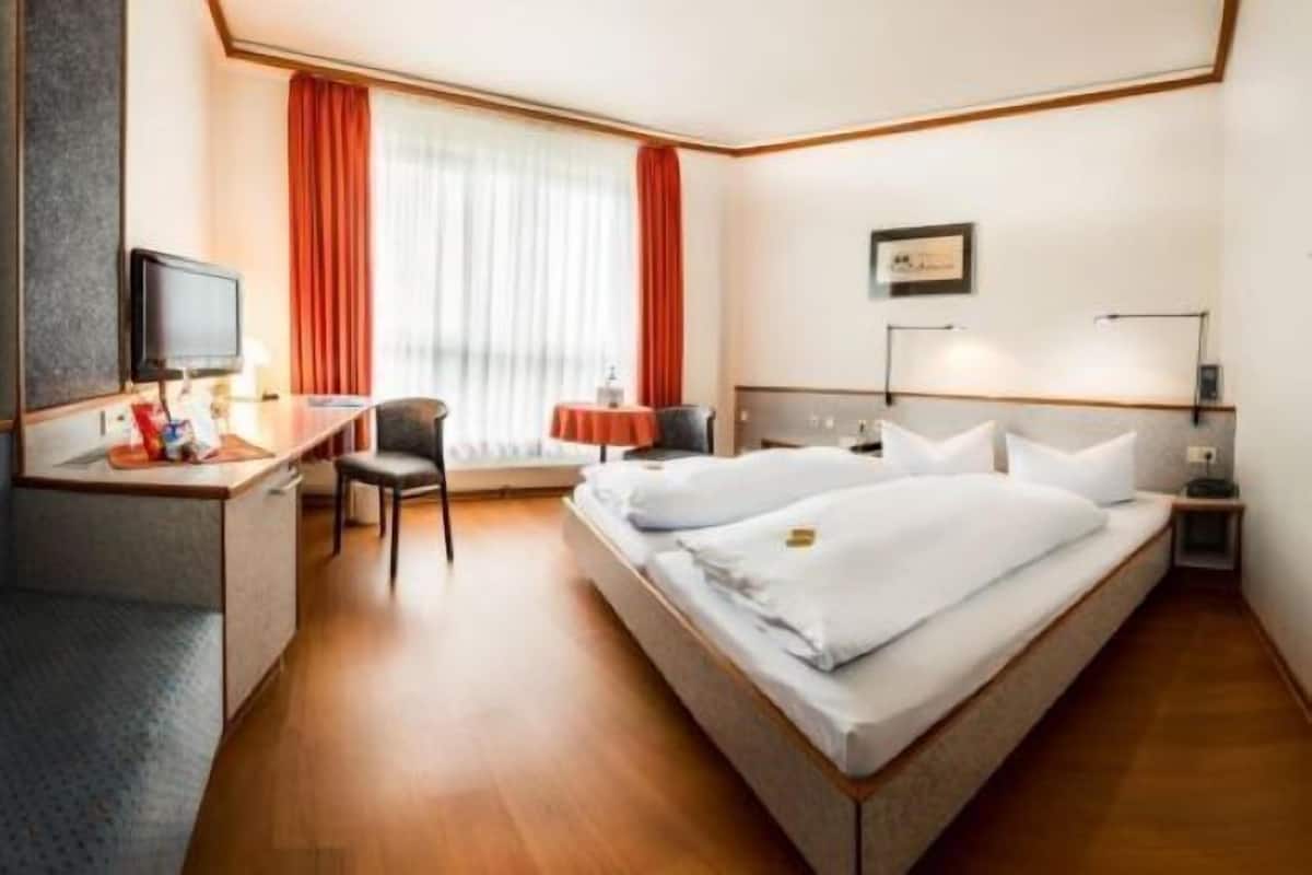 Double Room | Minibar, blackout drapes, soundproofing, iron/ironing board