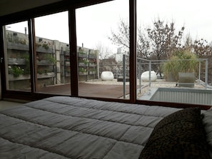 Hypo-allergenic bedding, in-room safe, laptop workspace