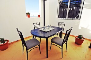 Caja de seguridad en la habitación y tabla de planchar con plancha 