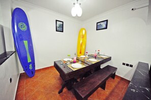 Desayuno con opciones de la cocina local incluido todos los días 