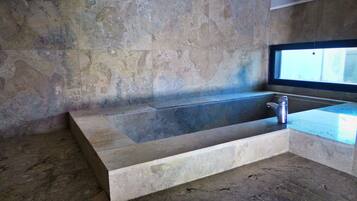 Doppia Luxury, vista piscina | Bagno | Asciugamani