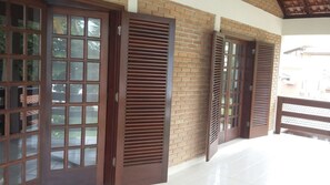 Exterior detail - FOOT ON THE BEACH in Guaecá - 4 suites gated community - 24 h security - wi fi on the beach (São Sebastião)