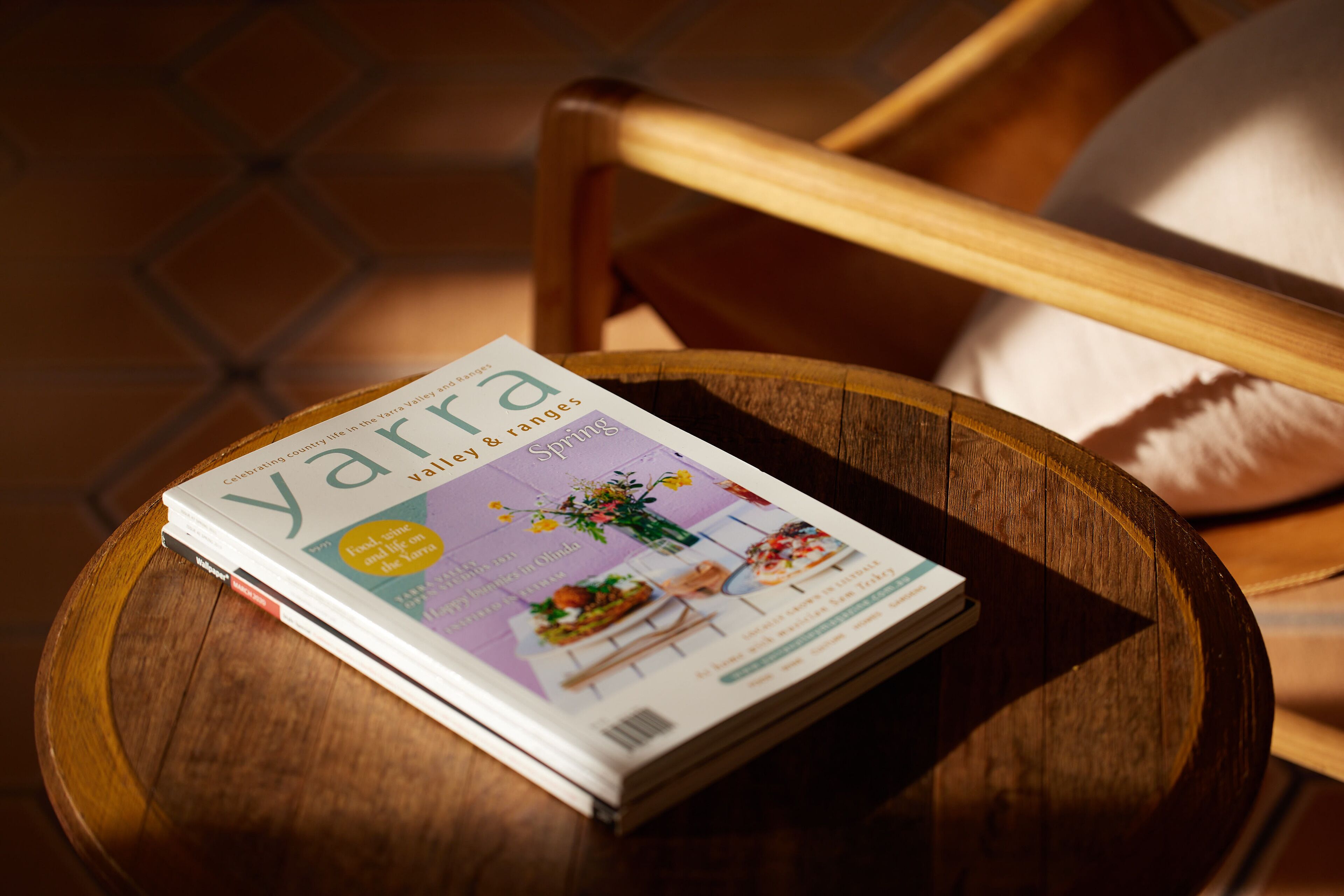 Un magazine intitulé « Yarra & ranges » est posé sur une table en bois.