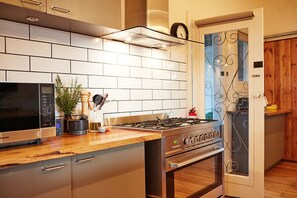 Fridge, microwave, oven, stovetop - Yarra Valley Vineyard Cottage - premier location with spectacular views. (Gruyere)