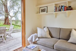TV, fireplace, DVD player, books - Yarra Valley Vineyard Cottage - premier location with spectacular views. (Gruyere)