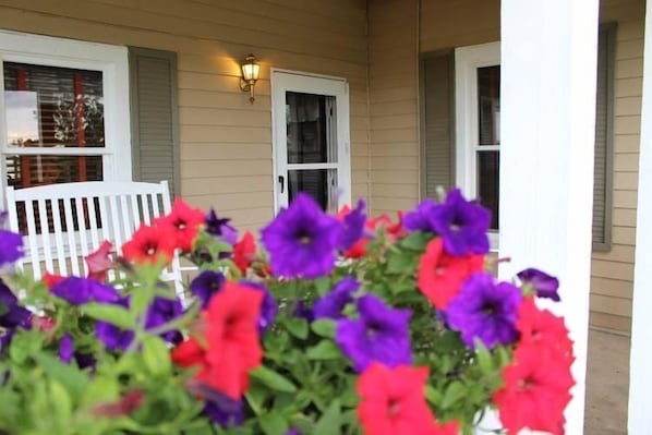 Property grounds - Historic Riverhouse w/ riverview! Privacy and seclusion! Steps away from River! (Elkton)