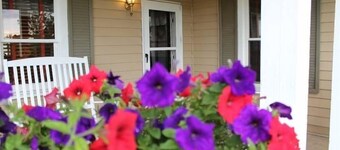 Historic Riverhouse w/ riverview!  Privacy and seclusion! Steps away from River!