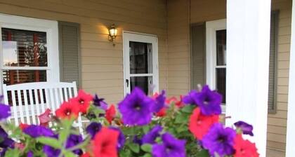 Historic Riverhouse w/ riverview! Privacy and seclusion! Steps away from River!