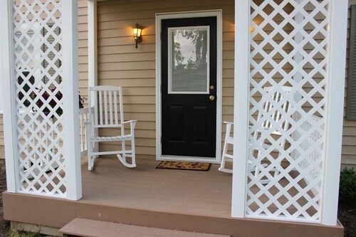 Historic Riverhouse w/ riverview!  Privacy and seclusion! Steps away from River!