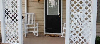 Historic Riverhouse w/ riverview!  Privacy and seclusion! Steps away from River!