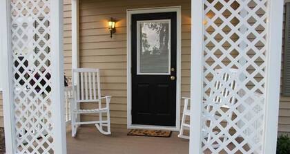 Historic Riverhouse w/ riverview! Privacy and seclusion! Steps away from River!