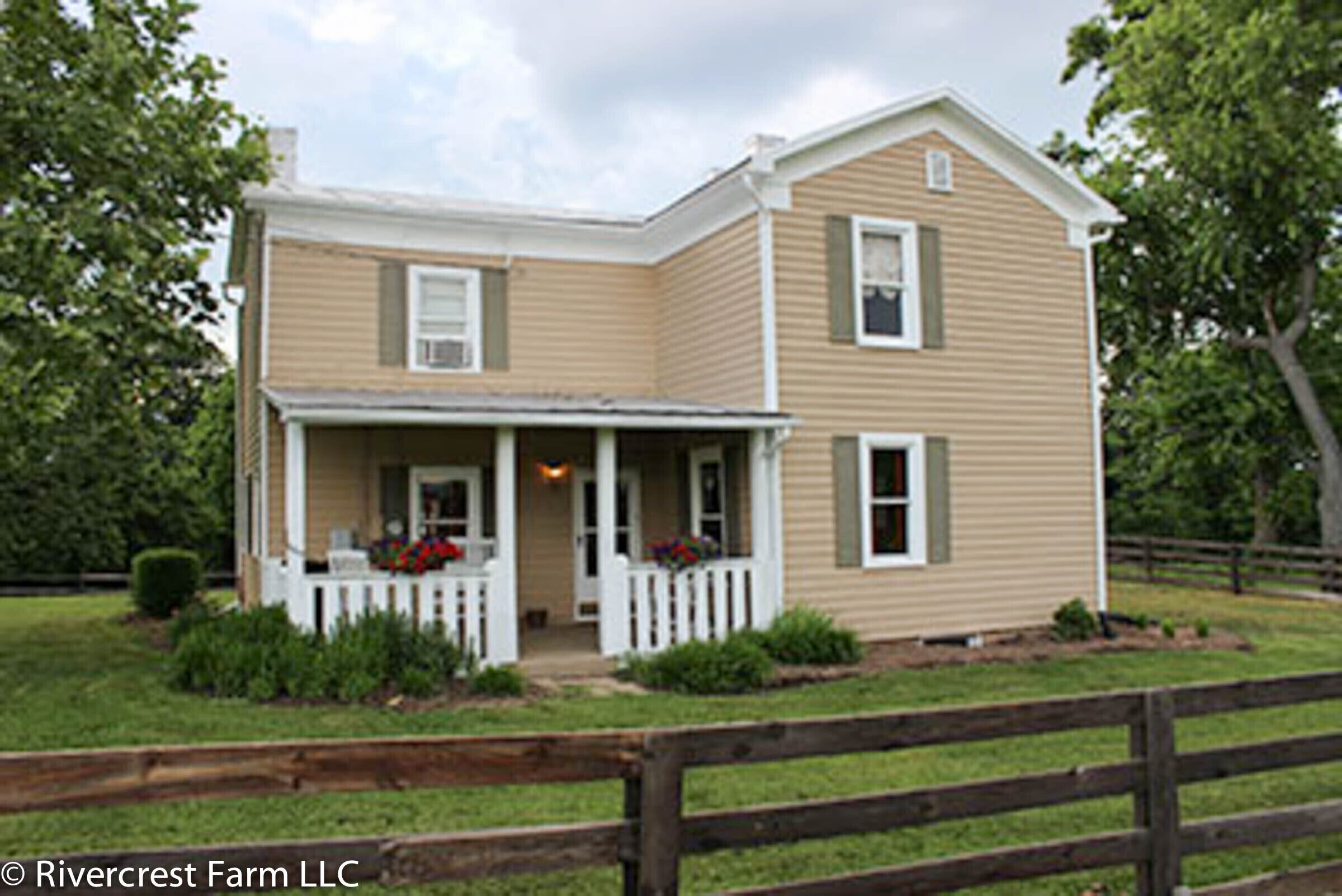 Historic Riverhouse w/ riverview!  Privacy and seclusion! Steps away from River!