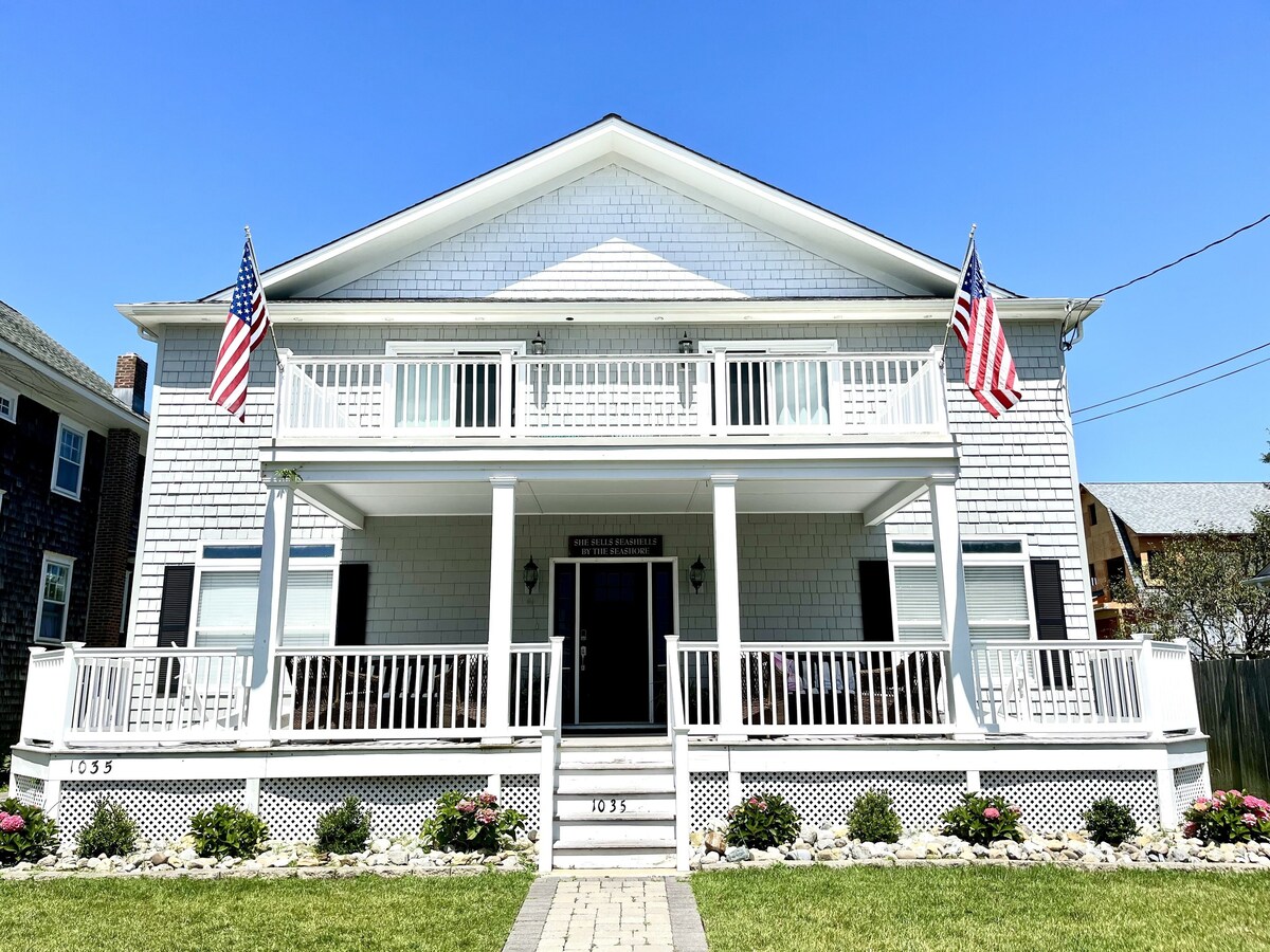 Steps to Beach! Walk to beach, restaurants, entertainment and shopping!