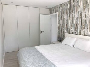 2 bedrooms, iron/ironing board, WiFi, bed sheets - CALUA BEACH APARTMENT (Póvoa de Varzim)