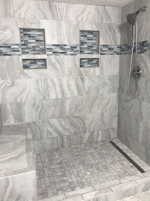 Ensemble douche/baignoire, sèche-cheveux, serviettes fournies