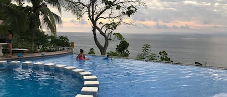 Piscine à débordement
