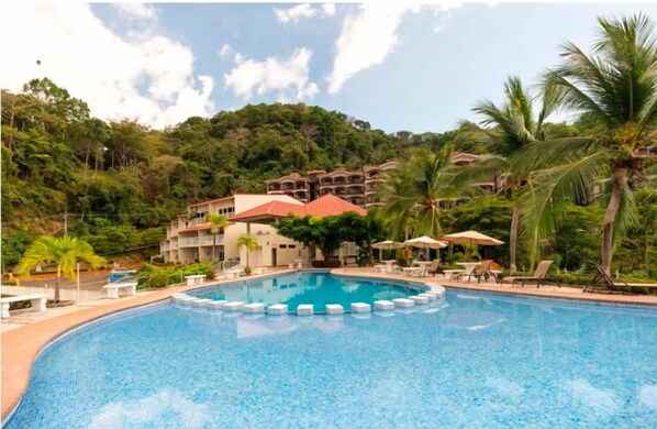 Piscine à débordement