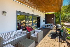 Outdoor dining - Stunning 3 bedroom en-suite house in farm with pool (Estoi)