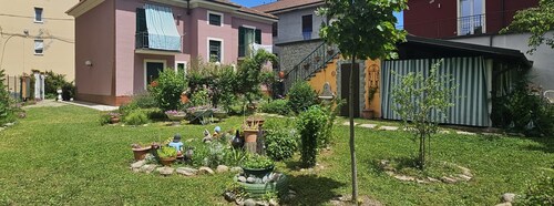 Mini-Unterkunft mit einem großen Garten 100 Meter von den Bädern von Acqui