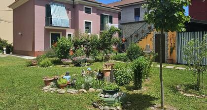 Mini-Unterkunft mit einem großen Garten 100 Meter von den Bädern von Acqui