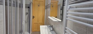 Bathtub, hair dryer, bidet, toilet paper - Mini Accommodations Cavanna  (Alessandria)