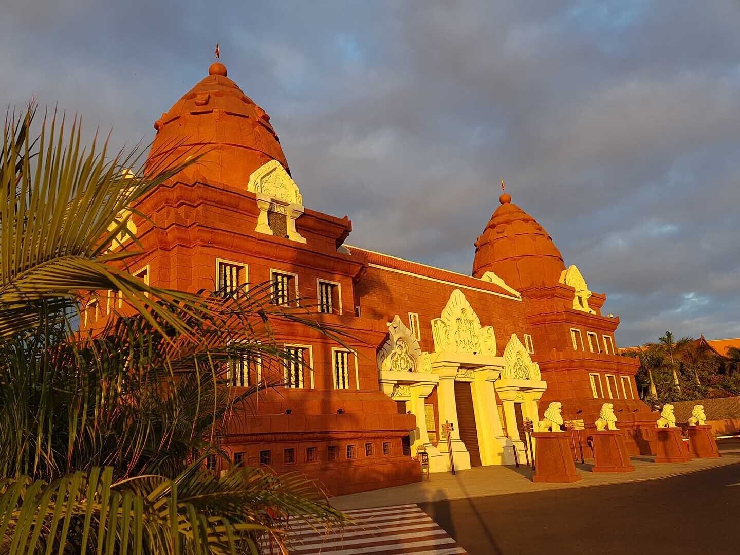 Un edificio grande y tradicional con cúpulas múltiples y elaborados grabados.