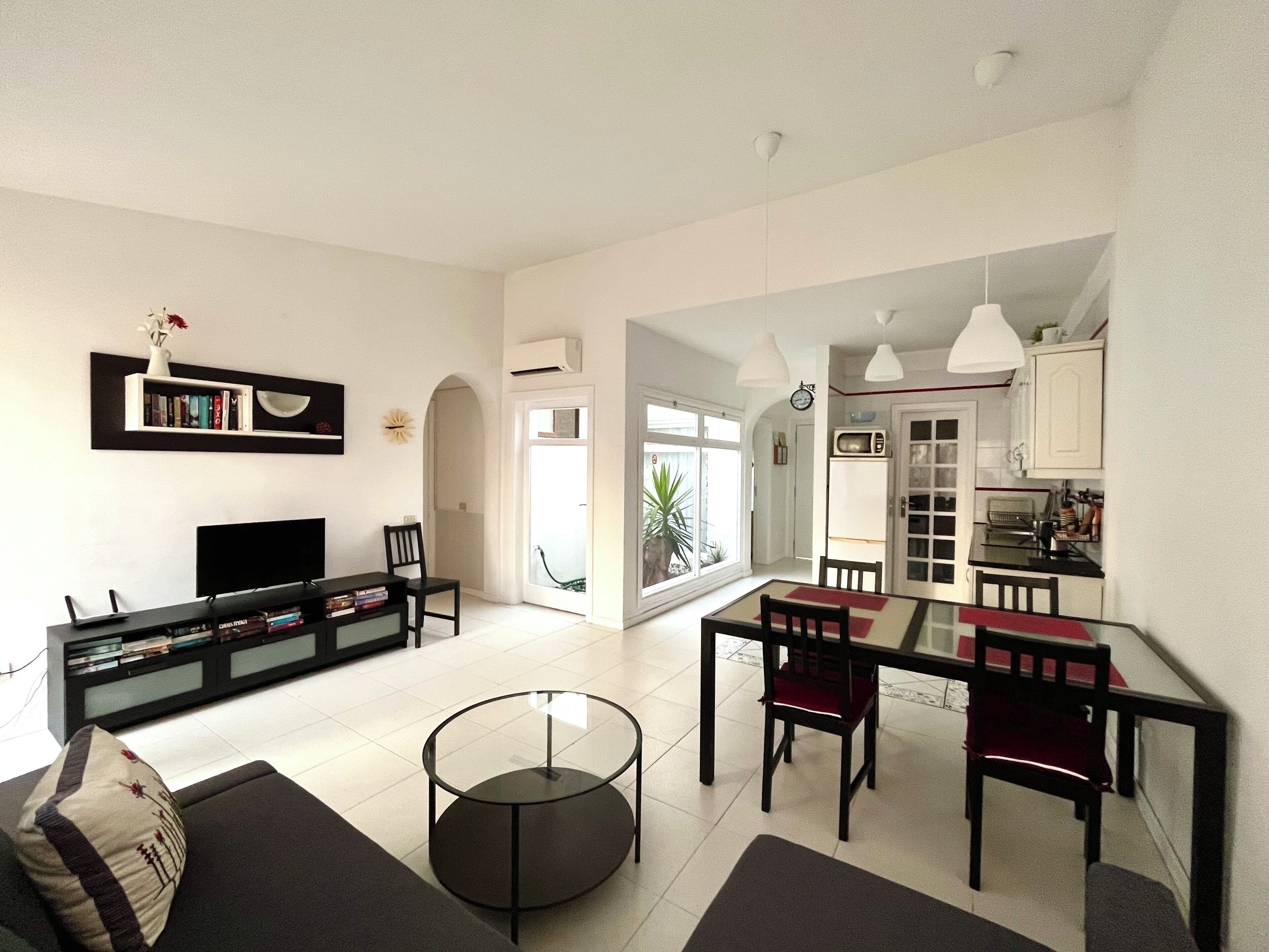 Een televisie, een dvd-speler en boeken