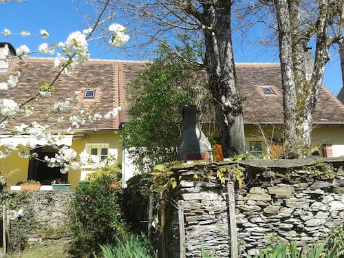 Jumilhac le grand- House of character with garden