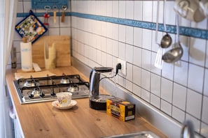 Réfrigérateur, micro-ondes, plaque de cuisson, cafetière/bouilloire