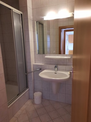 Shower - App Lyso, hiking and enjoyment in the mountains of Konigsleiten (Konigsleiten)