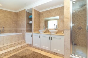 Duschwanne, Haartrockner, Bidet, Handtücher