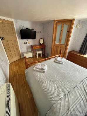 2 bedrooms, iron/ironing board, travel cot, free WiFi - 2-Night Breaks Available in June (Staithes)
