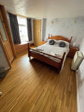 2 bedrooms, iron/ironing board, travel crib, free WiFi