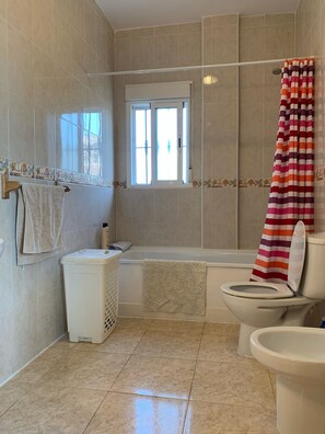Combined shower/bathtub, hair dryer, bidet, towels