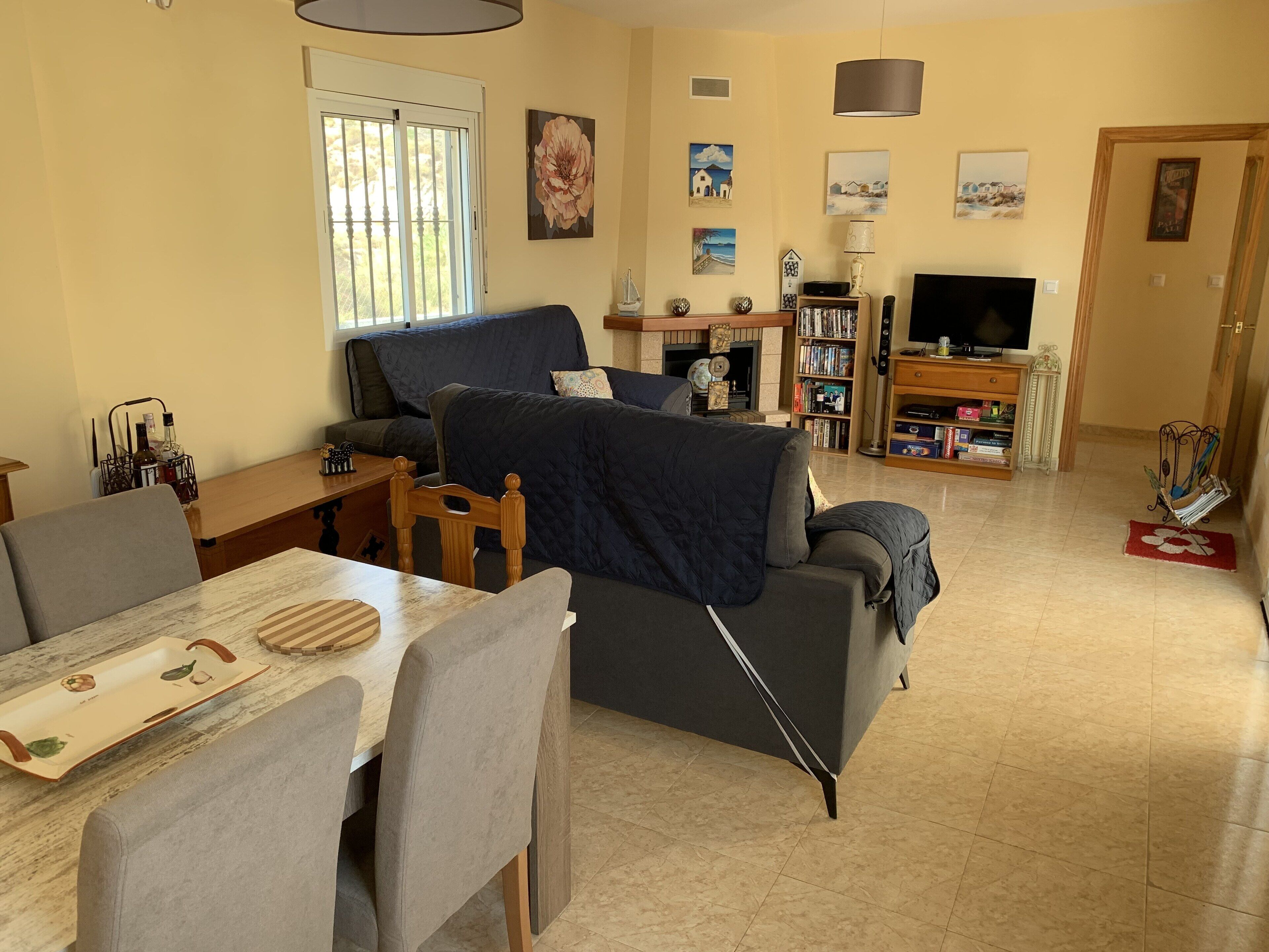 Smart TV, chimenea, reproductor de DVD y tenis de mesa 