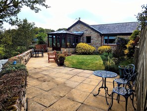 Outdoor dining - Beautiful detatched cottage situated within a small hamlet near Bamburgh. (waren mill)