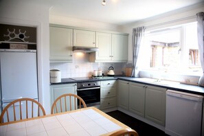 Fridge, microwave, oven, stovetop - Beautiful detatched cottage situated within a small hamlet near Bamburgh. (waren mill)