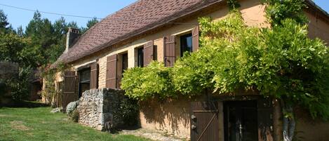 المنشأة من الخارج