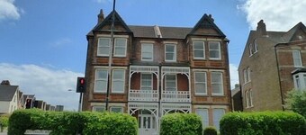 Nydelig lys, romslig leilighet med havutsikt