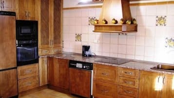Microondas, lavavajillas, cafetera o tetera y utensilios de cocina