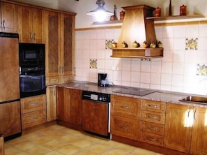 Microondas, lavavajillas, cafetera o tetera y utensilios de cocina