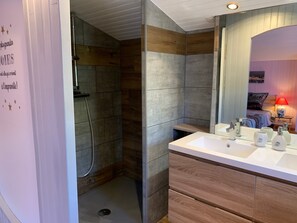 Regadera, tina de hidromasaje, secadora de cabello 